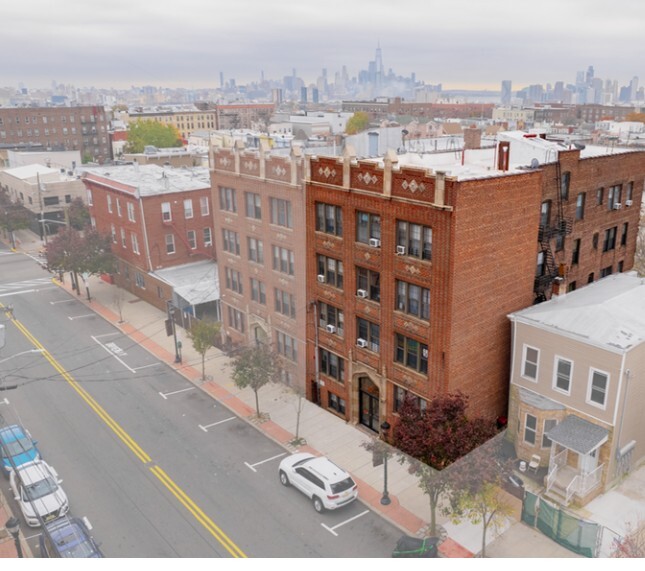 411 15th St in Union City, NJ - Building Photo