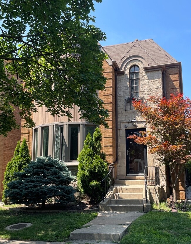property at 2646 W Catalpa Ave