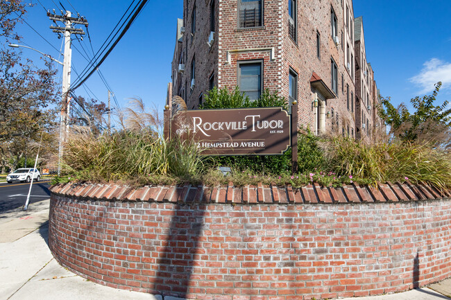 Rockville Tudor Apt. Corp. in Rockville Centre, NY - Foto de edificio - Building Photo