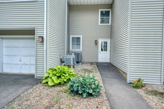 308 Carlton Ln in Rocky Hill, CT - Building Photo - Building Photo