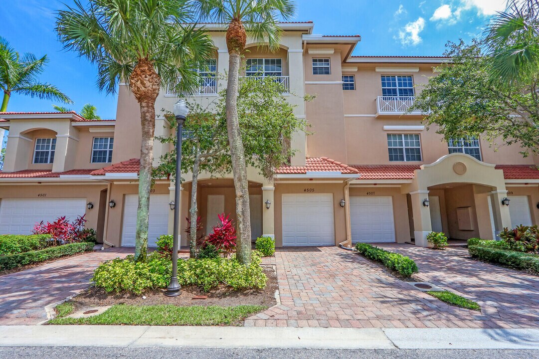 4505 Artesa Way S in Palm Beach Gardens, FL - Building Photo