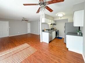 5830 S Lake Houston Pkwy in Houston, TX - Building Photo - Building Photo