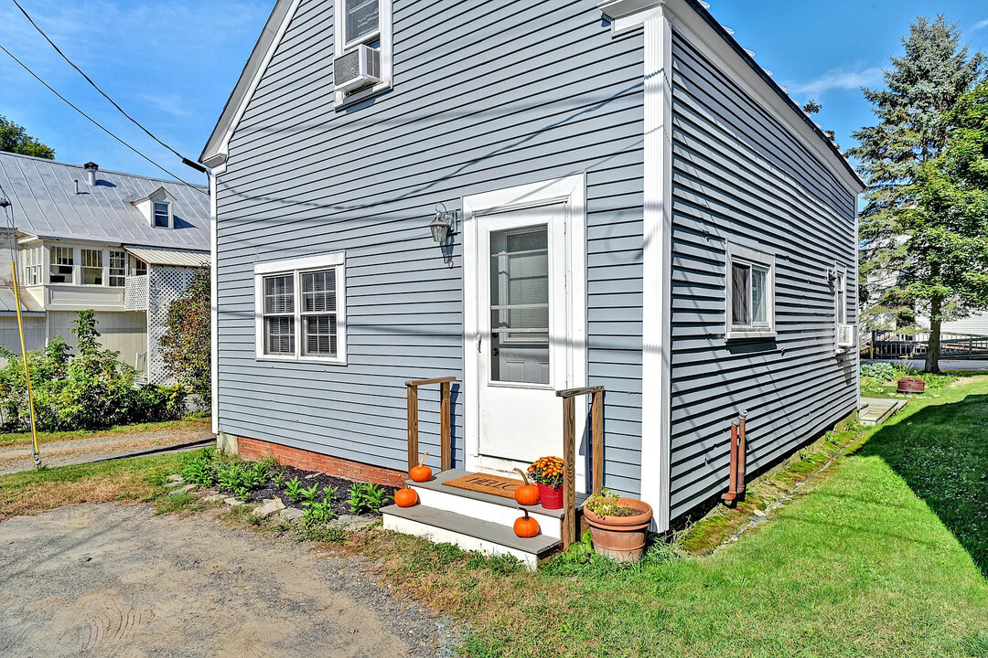 6 Maple St in Vassalboro, ME - Building Photo