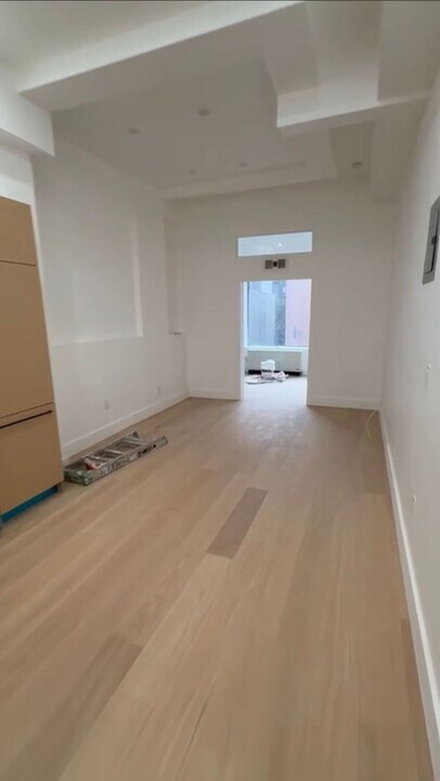 19 St Marks Pl in New York, NY - Building Photo