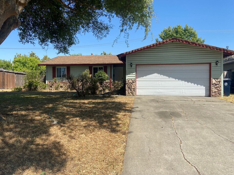 7705 Laramore Way in Sacramento, CA - Building Photo