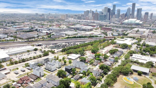 318 Ennis St in Houston, TX - Building Photo - Building Photo