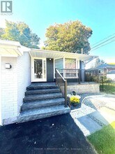 132 Meadowbank Rd in Toronto, ON - Building Photo - Building Photo