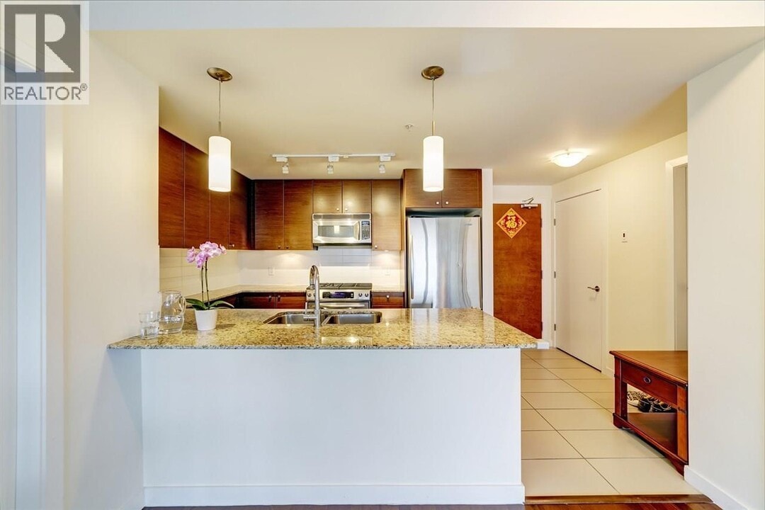 6888 Alderbridge Wy in Richmond, BC - Building Photo