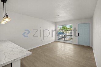 1421 NW 32nd Ave in Fort Lauderdale, FL - Foto de edificio - Building Photo