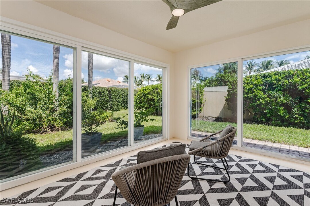 4949 Kingston Way in Naples, FL - Building Photo