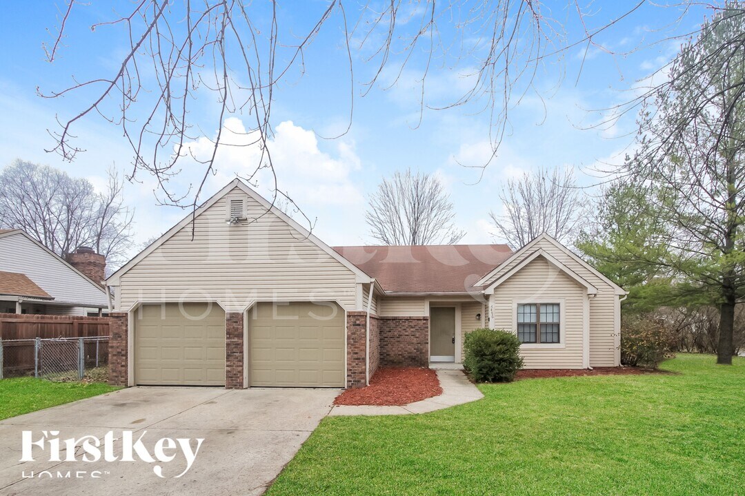 4496 Braemar Dr in Indianapolis, IN - Building Photo