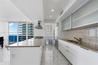 1800 S Ocean Dr in Hallandale Beach, FL - Building Photo - Building Photo