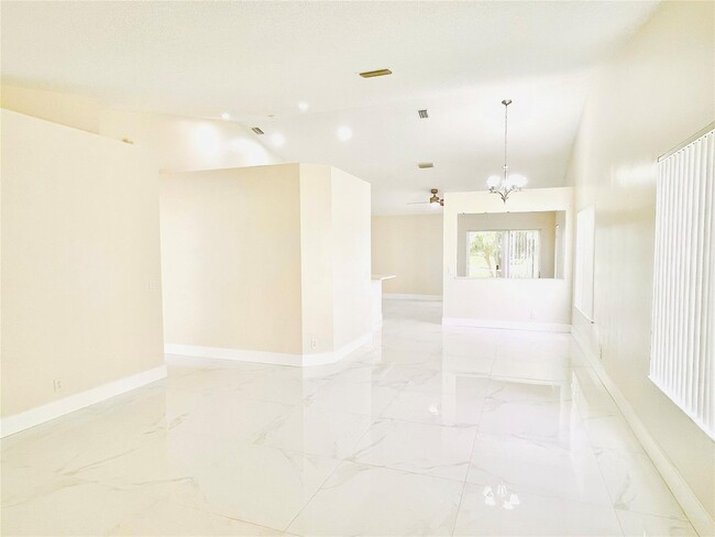 4379 Dogwood Cir in Weston, FL - Building Photo - Building Photo