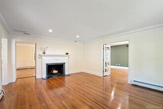 74 Eakins Rd in Manhasset, NY - Building Photo - Building Photo