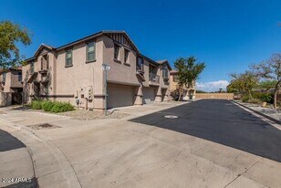 3136 E Donner Dr in Phoenix, AZ - Foto de edificio - Building Photo