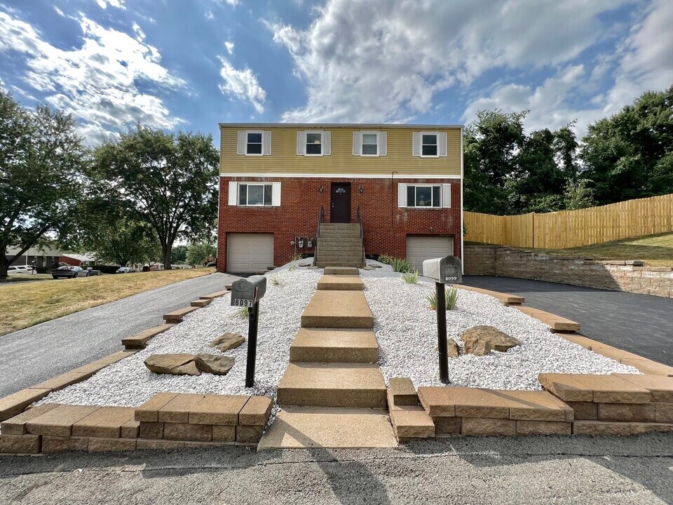 8099 Nuttals Grove Rd in Plum, PA - Foto de edificio