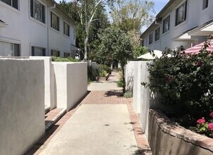 18555 Collins St in Los Angeles, CA - Building Photo - Building Photo