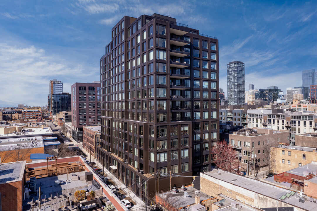 Embry West Loop in Chicago, IL - Building Photo