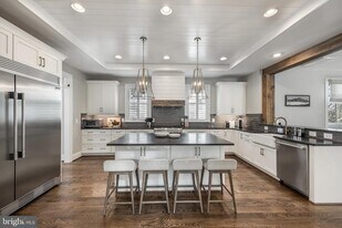 323 S West St in Falls Church, VA - Building Photo