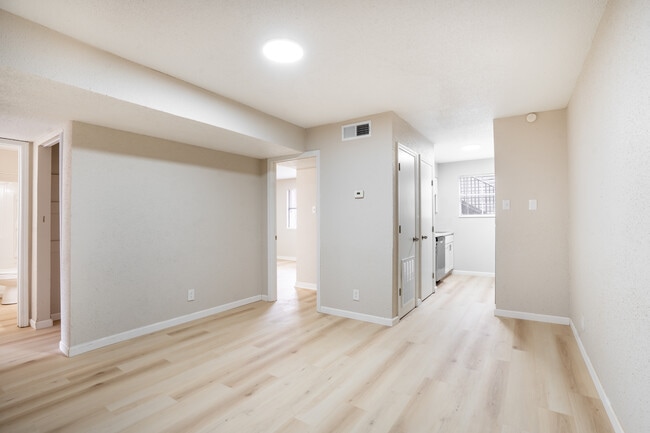 Courtyard Estates in Beaumont, TX - Foto de edificio - Interior Photo