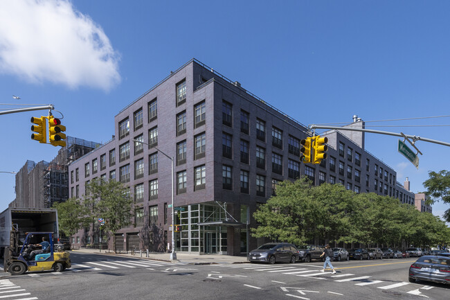 80 Metropolitan Ave in Brooklyn, NY - Foto de edificio - Building Photo