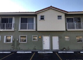 6690 SW 12th St in West Miami, FL - Building Photo