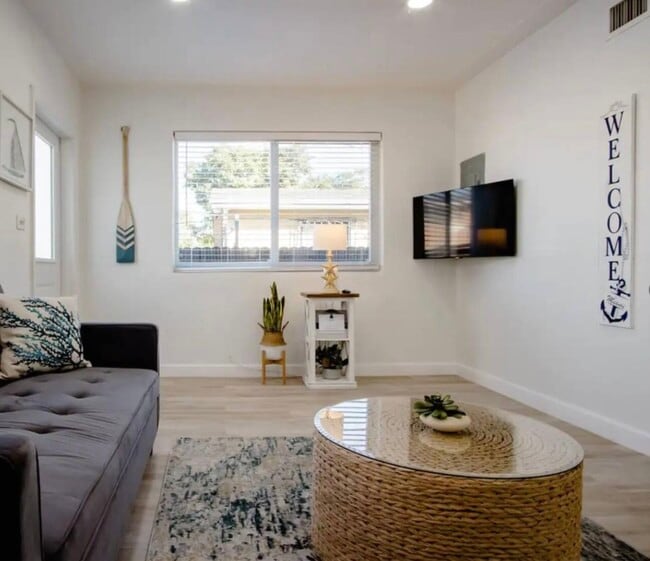 2160 NW 18th Ter, Unit 1 in Miami, FL - Foto de edificio - Building Photo