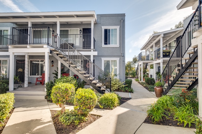 The Pointe at 2316 in Oceanside, CA - Foto de edificio - Building Photo