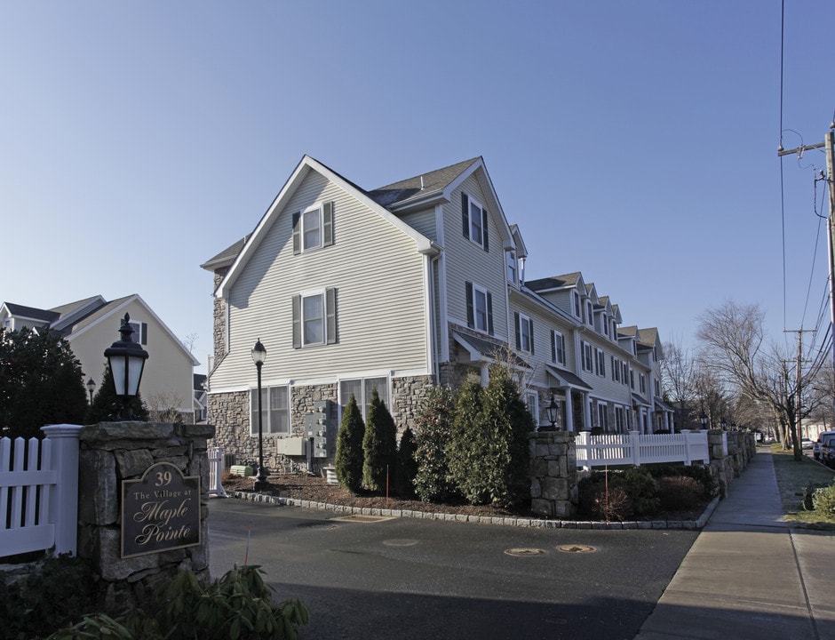 Maple Point in Stamford, CT - Foto de edificio