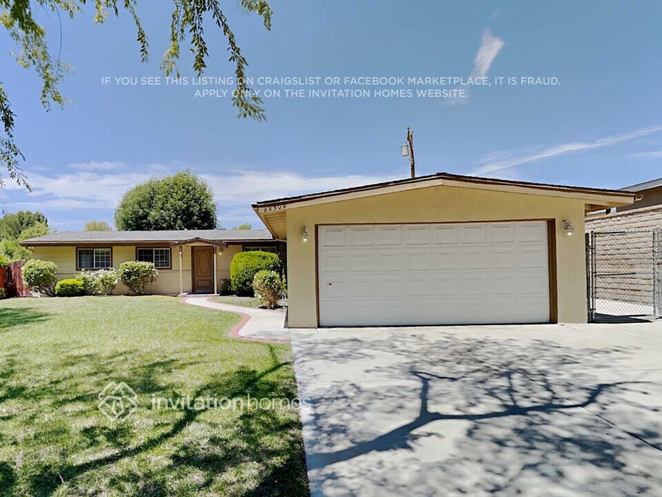 22509 Guadilamar Dr in Santa Clarita, CA - Building Photo