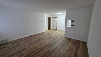 25735 Lorain Rd, Unit 18 in North Olmsted, OH - Foto de edificio - Building Photo