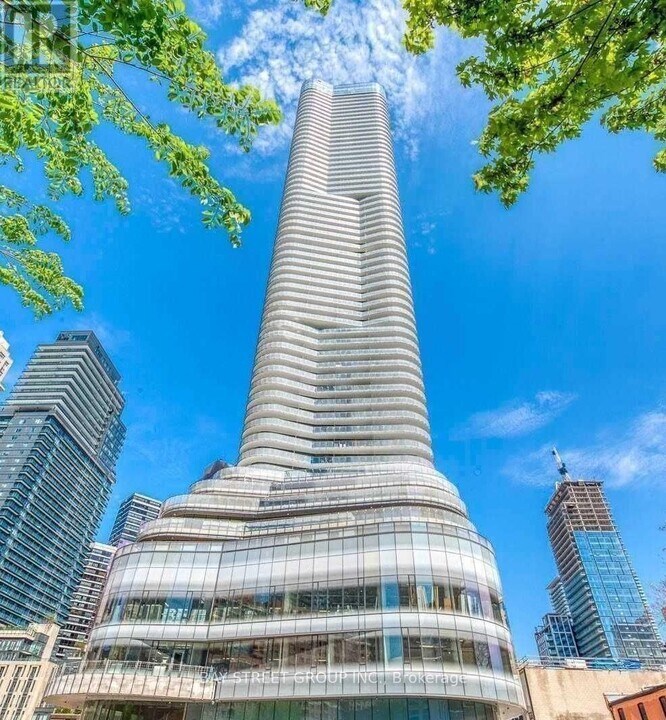 11-2911 Wellesley St W in Toronto, ON - Building Photo