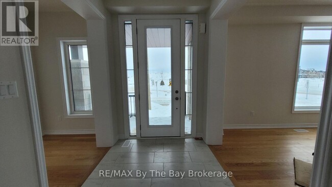 105 Sun Vly Ave in Wasaga Beach, ON - Building Photo - Building Photo