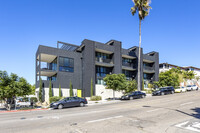 Leon At Laurel Townhomes in San Diego, CA - Foto de edificio - Building Photo