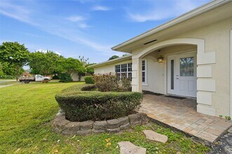 7240 NW 7th St in Plantation, FL - Building Photo - Building Photo