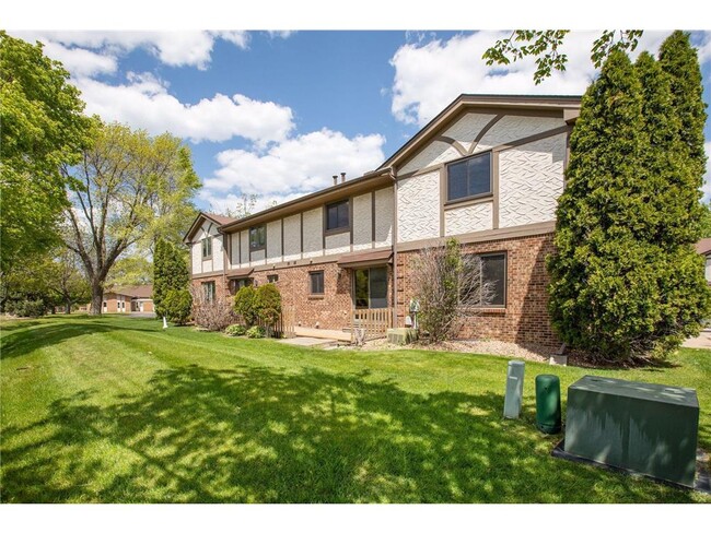 1411 10th Ave E in Shakopee, MN - Building Photo - Building Photo