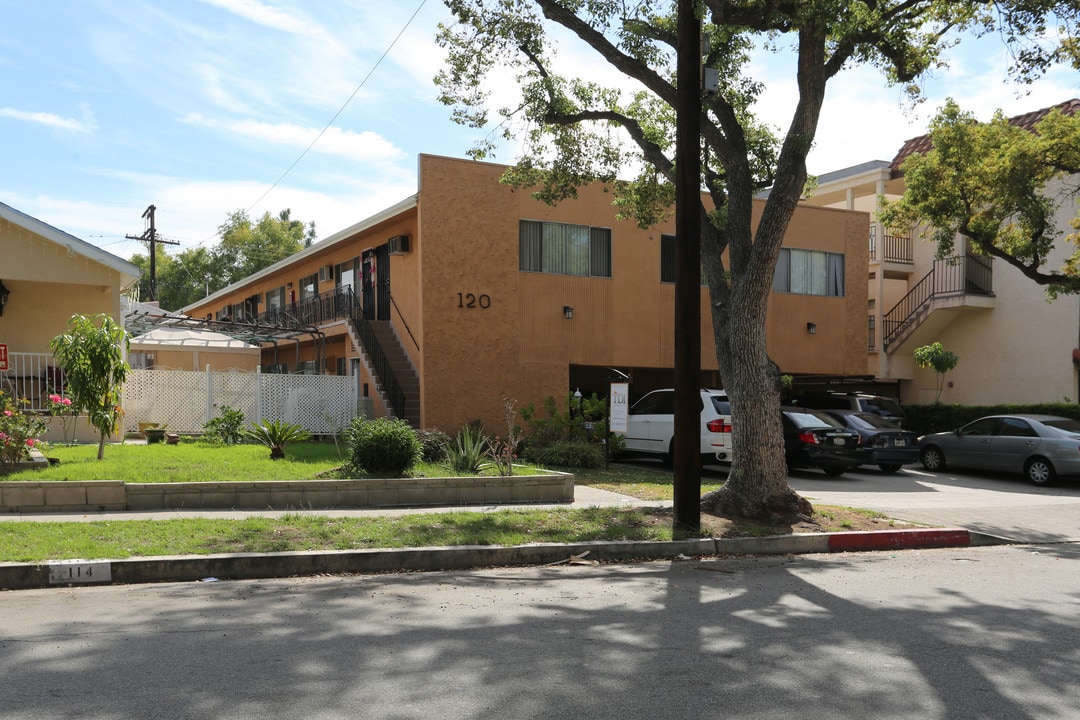 120 S Belmont St in Glendale, CA - Foto de edificio