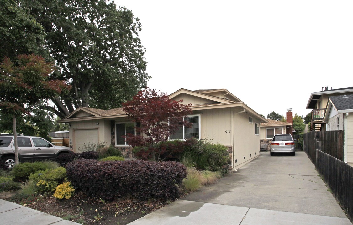 910-912 Roosevelt Ave in Redwood City, CA - Building Photo