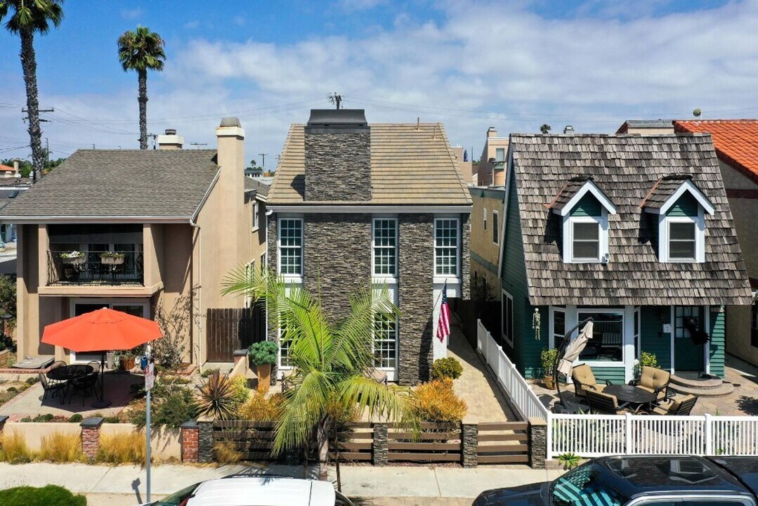 203 Frankfort Ave in Huntington Beach, CA - Building Photo