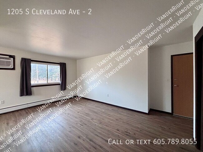1205 S Cleveland Ave in Sioux Falls, SD - Building Photo - Building Photo