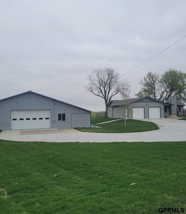 450 La Platte Rd in Bellevue, NE - Foto de edificio