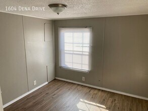 1604 Dena Dr in Memphis, TN - Building Photo - Building Photo