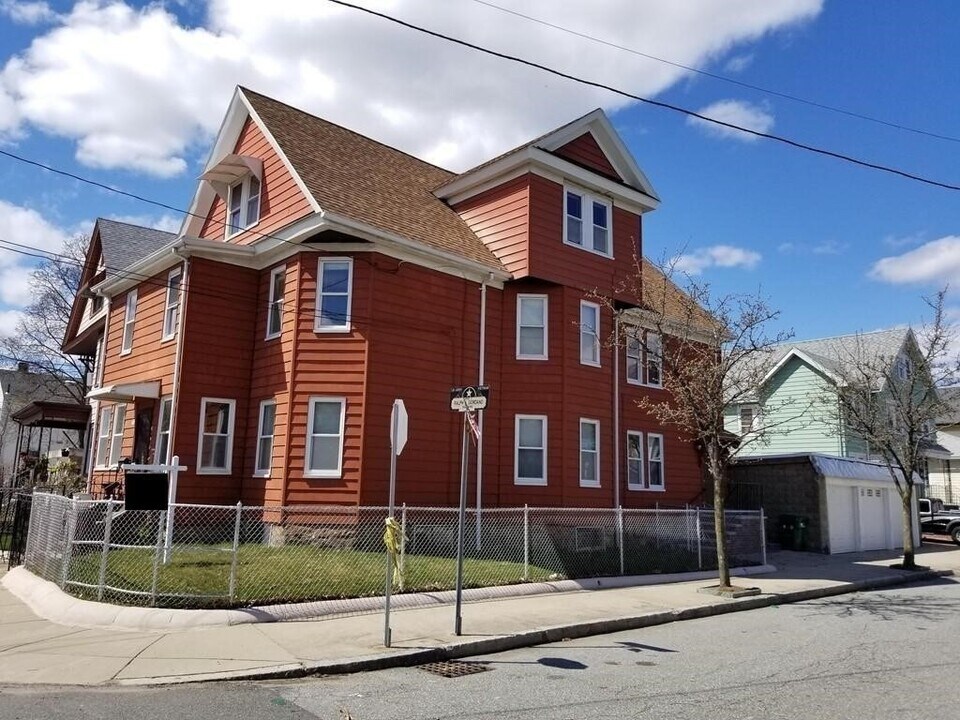 16 Emerald St in Medford, MA - Foto de edificio