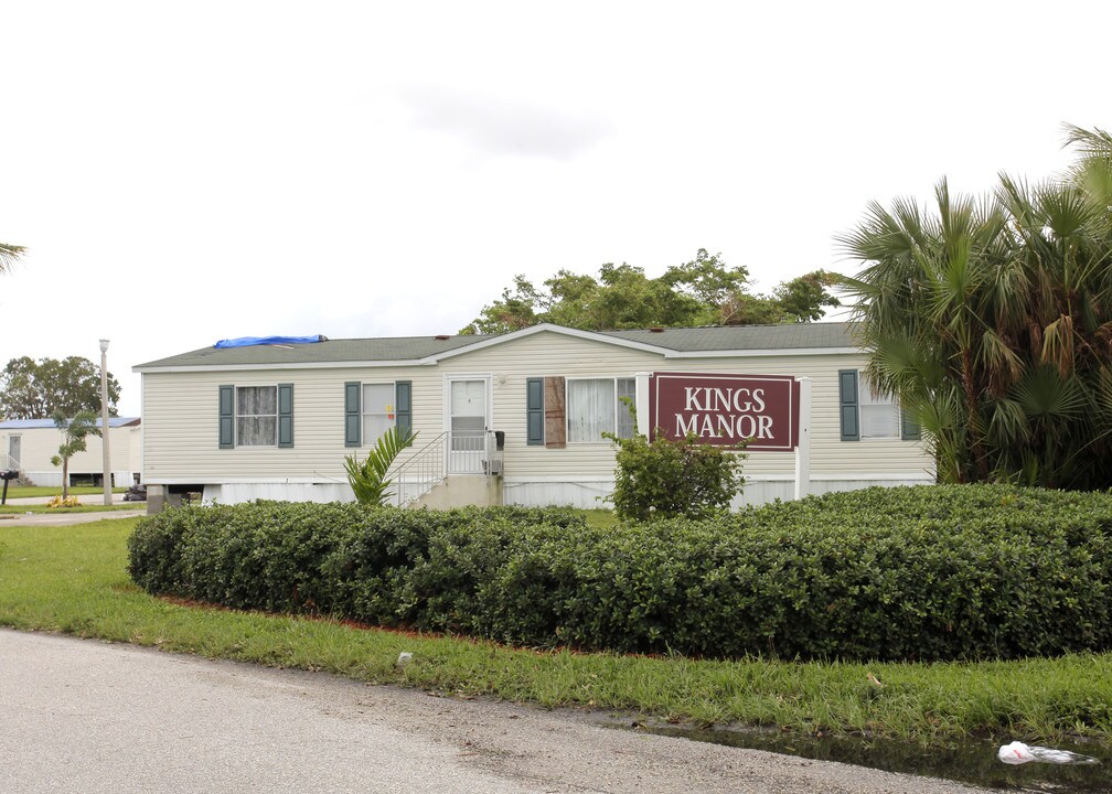 Kings Manor in Davie, FL - Building Photo