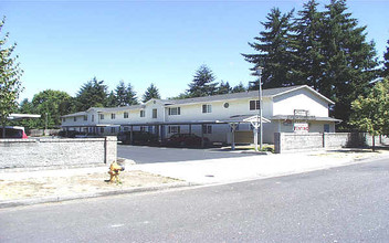 Castle Apartments in Vancouver, WA - Building Photo - Building Photo