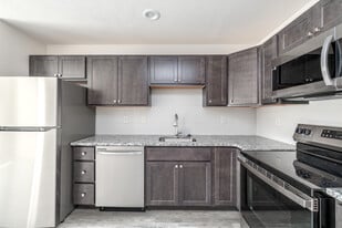 Georgian Court Apartments in Liverpool, NY - Building Photo