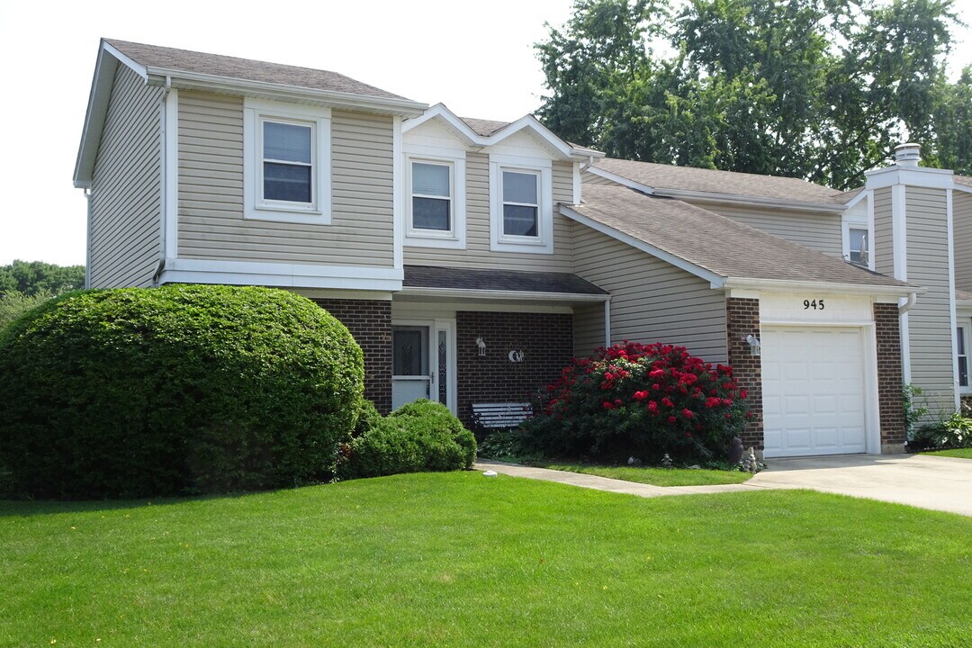 945 Fieldstone Ct in Schaumburg, IL - Building Photo