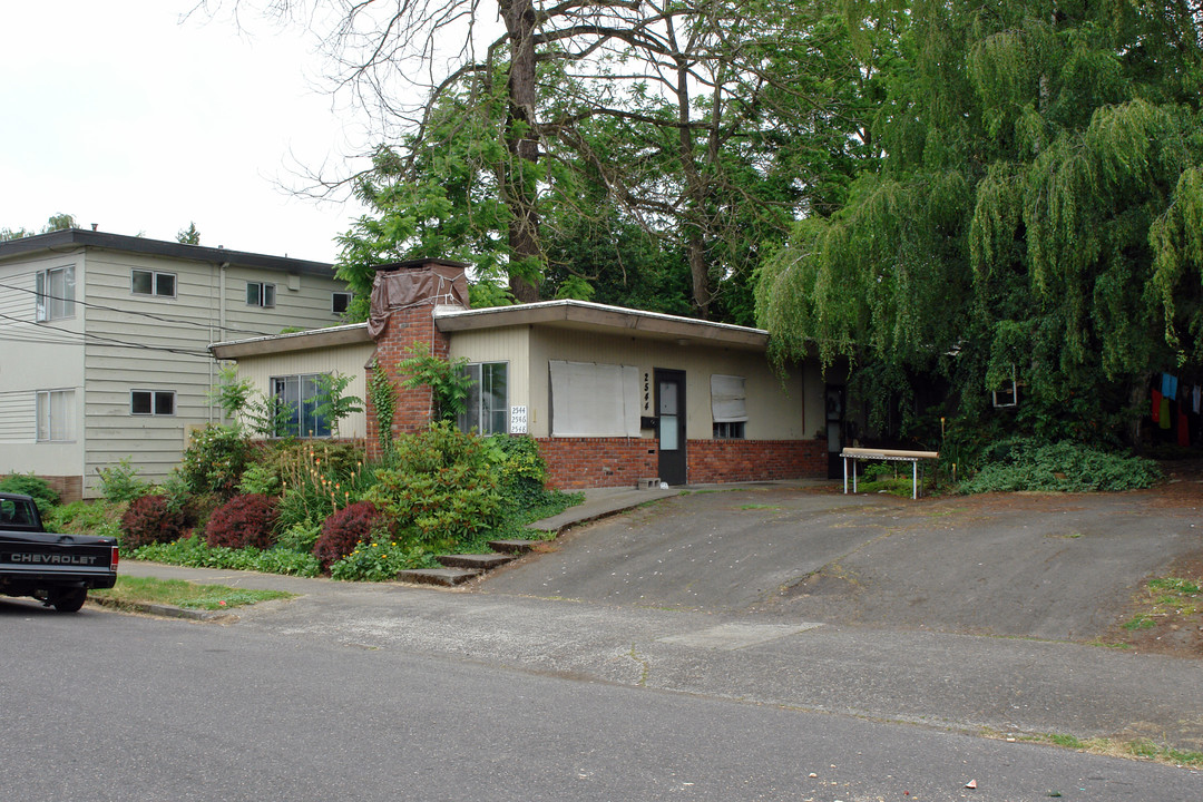 2536-2548 SE Hoyt St in Portland, OR - Building Photo