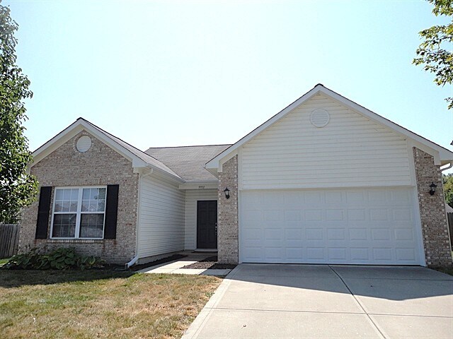 9931 Lakefield Ln in Avon, IN - Foto de edificio