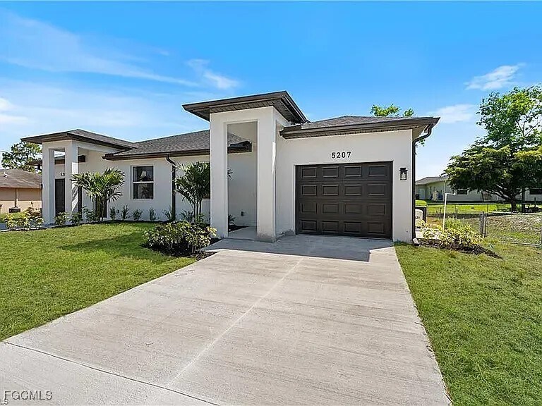 5207 26th St SW in Lehigh Acres, FL - Building Photo